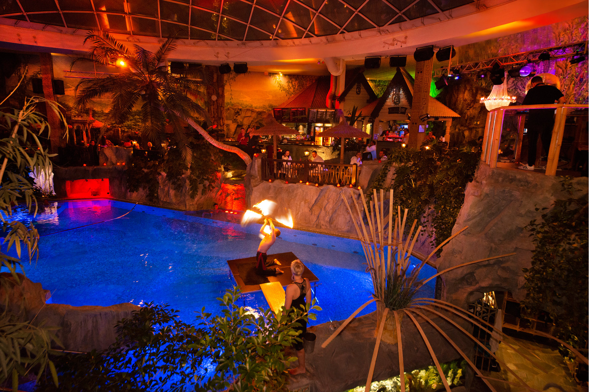 Feuerauftritt im Rahmen des BuddhaBads